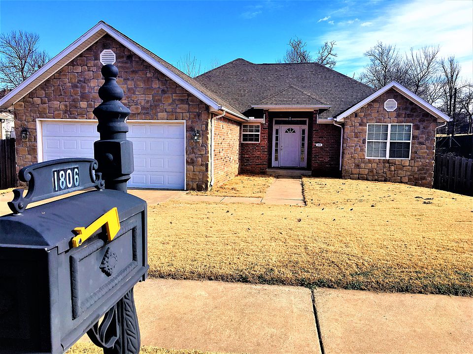 1st image of 1806 N Knollcrest Cir