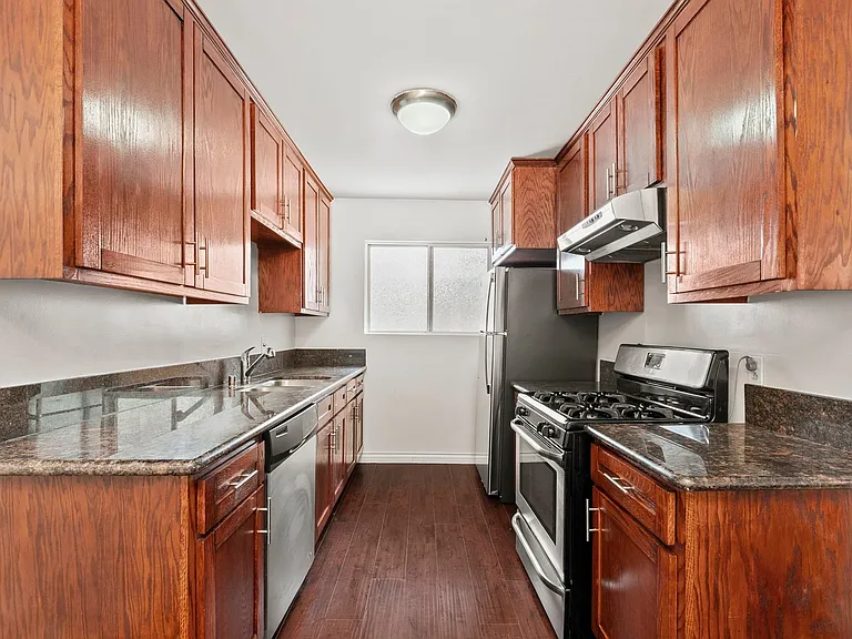 Spacious 2-Bedroom Apartment in Prime Location! One month free — Photo 4