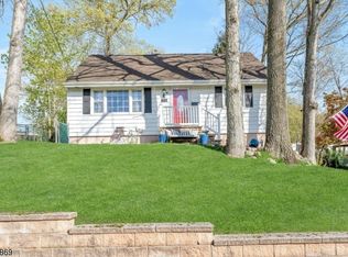 74 Rafkind Rd, Bloomingdale, NJ 07403