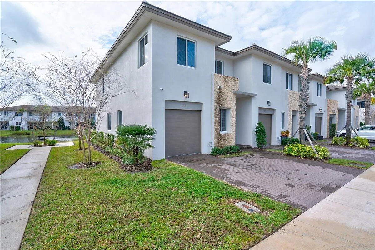 3 bed, 2.5 bath, 1900 sqft, $3,300 — Photo 1