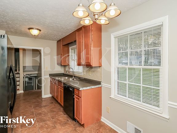 5th image of 335 Sharon Dr