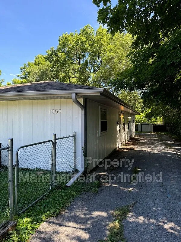 2 bed, 1.0 bath, 704 sqft, $845 — Photo 1