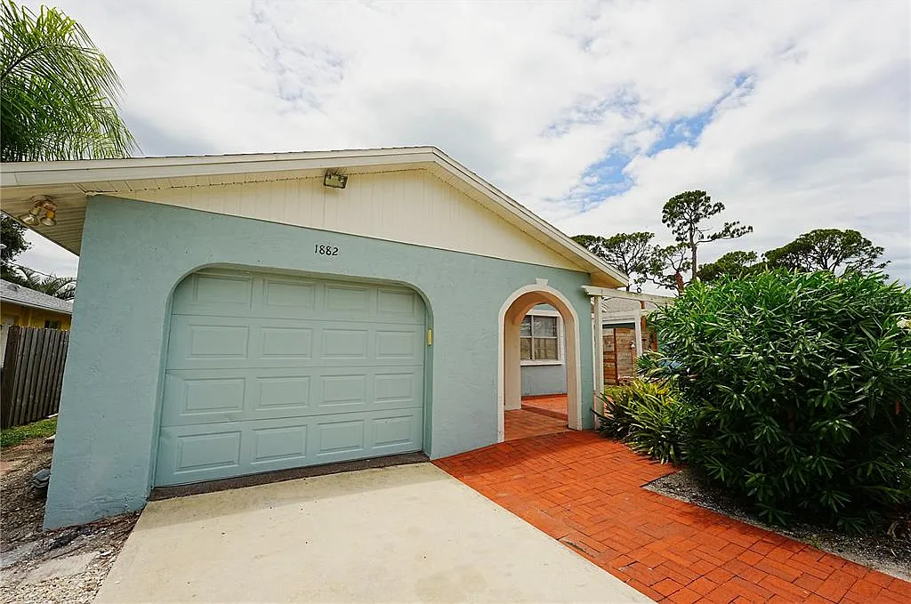 3 bed, 2.0 bath, 1152 sqft, $2,200 — Photo 1