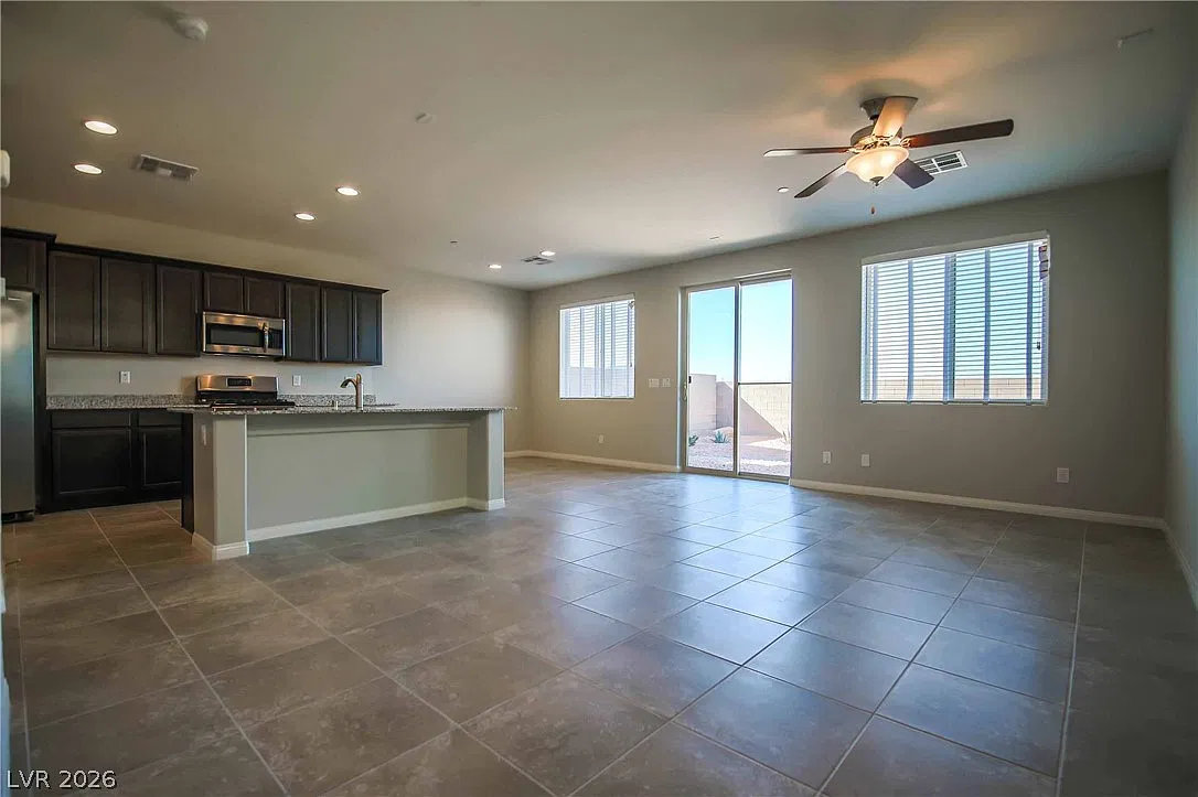 4 bed, 2.5 bath, 1937 sqft, $2,100 — Photo 3