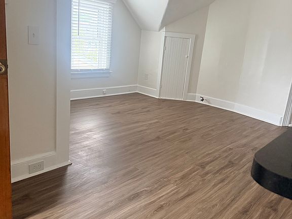 5th image of 33 Colonial Ave #3