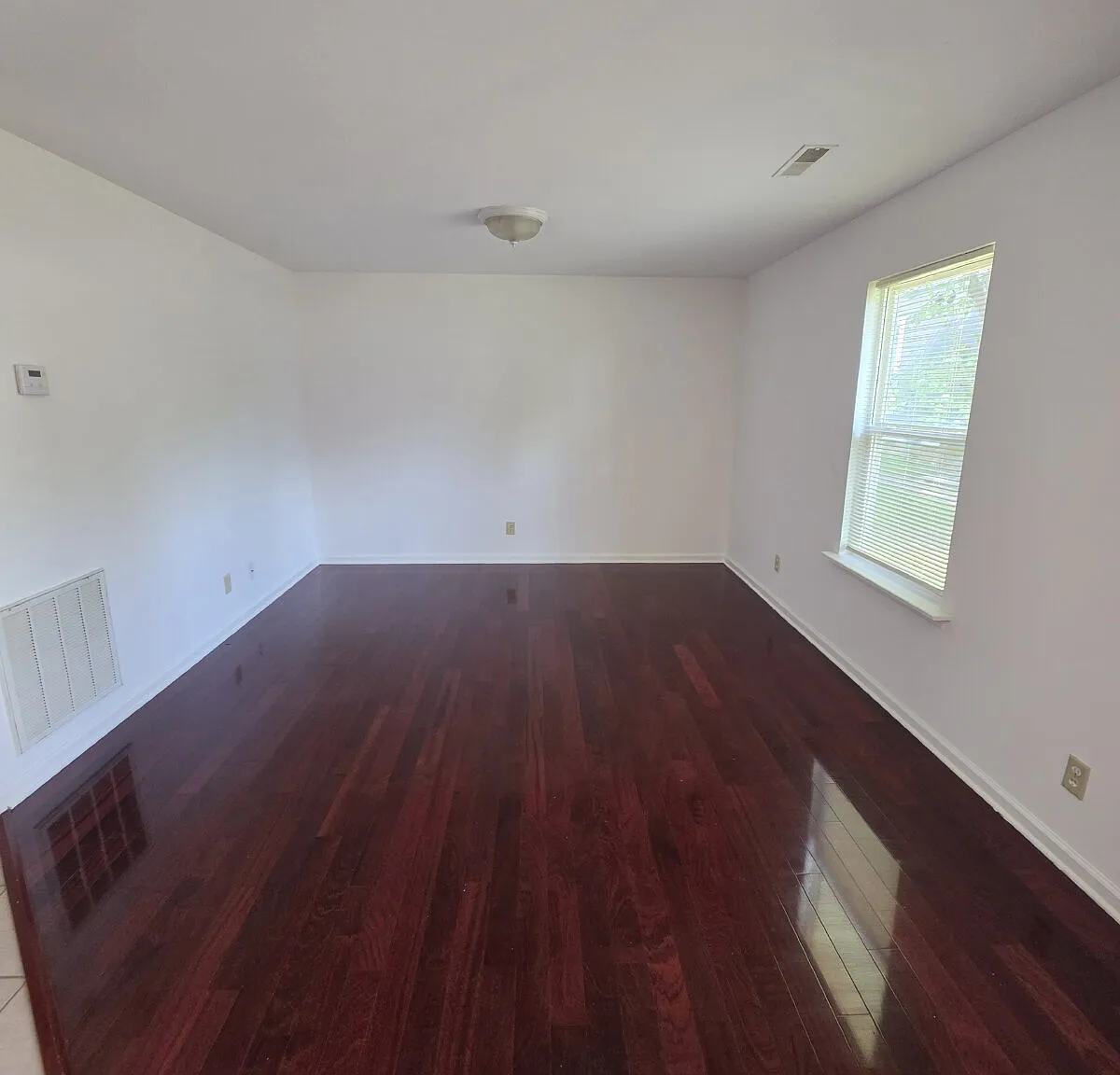 2 bed, 1.0 bath, 700 sqft, $1,300 — Photo 2