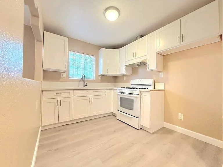 1385 E Vernon Ave — Photo 2