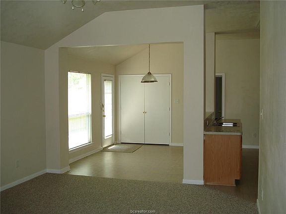 3rd image of 905 Bougainvillea St