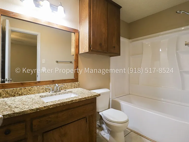 4902 S Gum Ave — Photo 69
