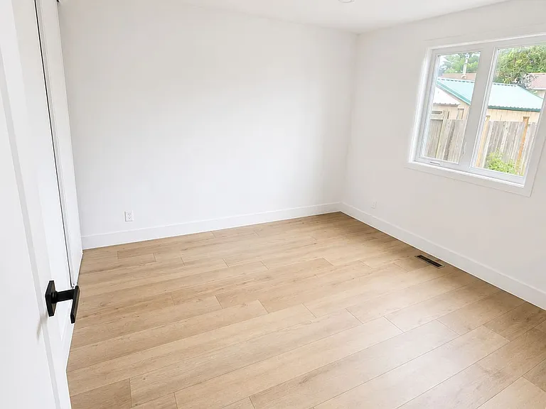 428 Hatfield Cres #A — Photo 9
