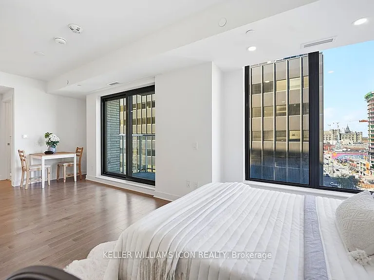 180 George St #1002 — Photo 21