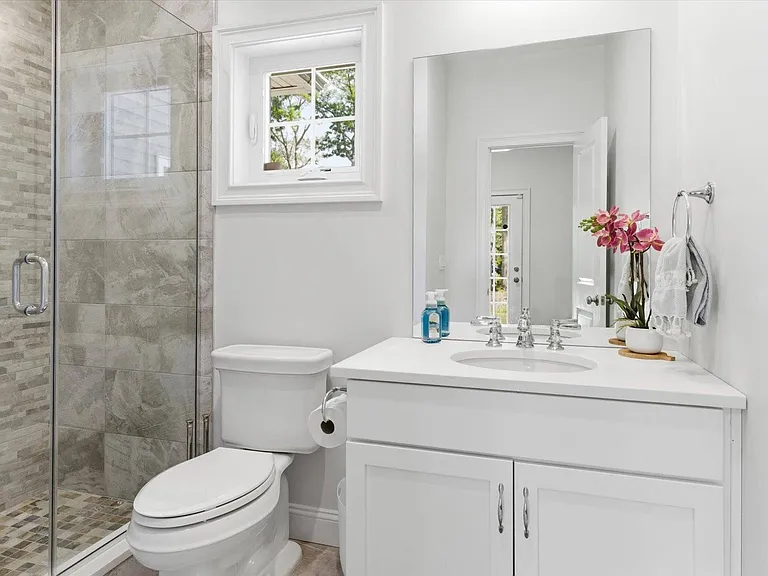 11 Rose Ave — Photo 10