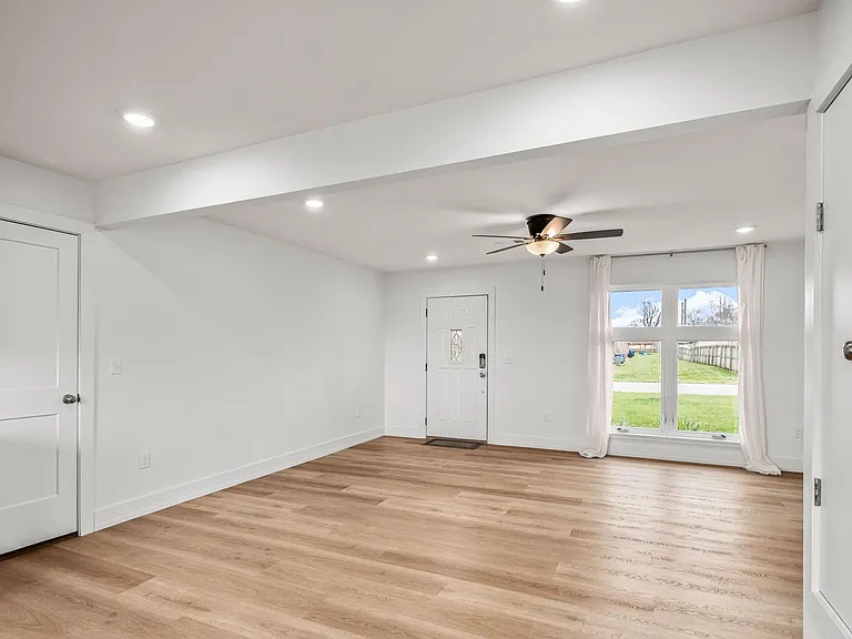 906 SE G St — Photo 16