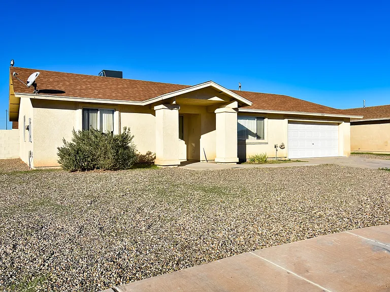 2866 S 30th Dr — Photo 3