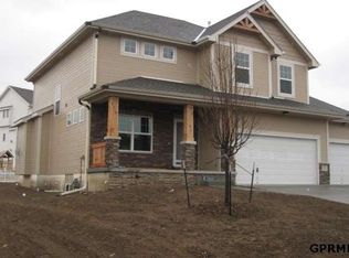 904 Woodland Dr, Papillion, NE 68046