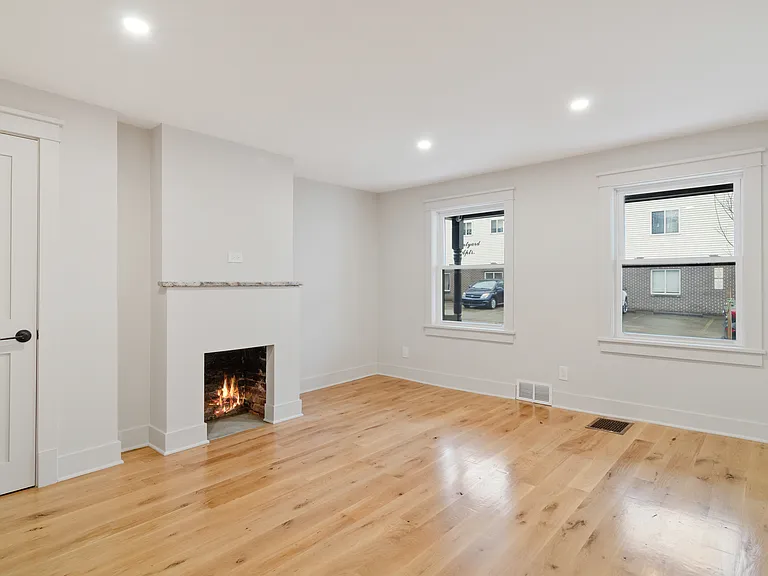 317 James St — Photo 16