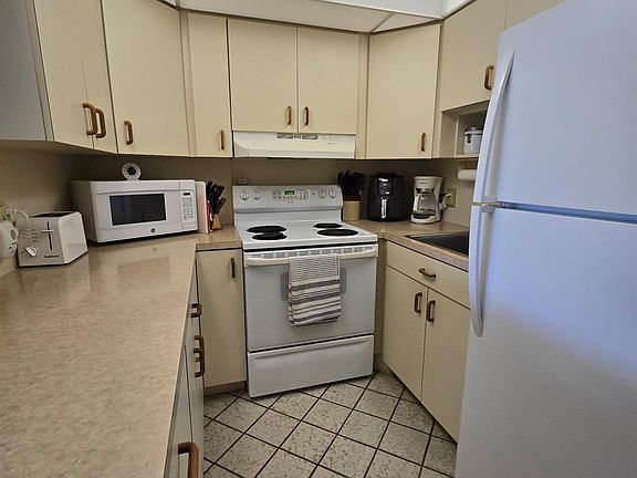 5th image of 111 Lyndhurst E #111