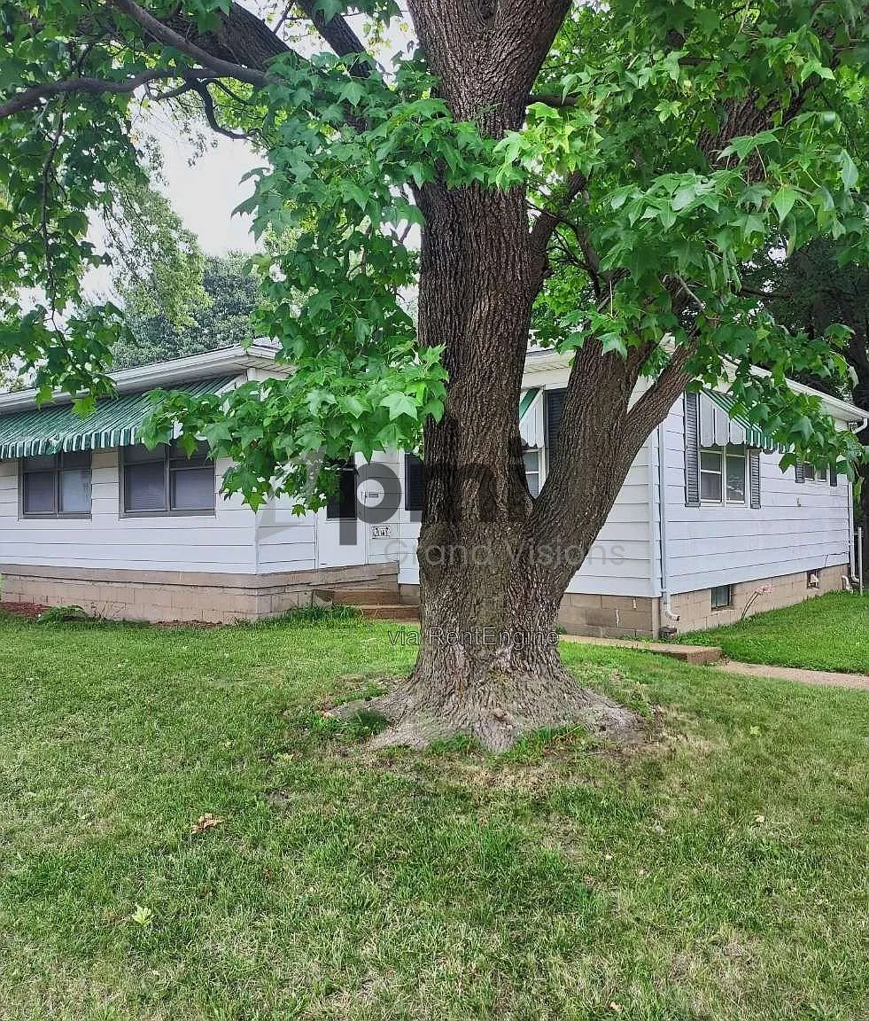 2 bed, 1.0 bath, 1008 sqft, $985 — Photo 2