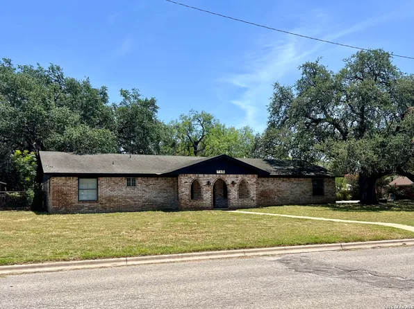 215 Lantana Ln, Pleasanton, TX 78064