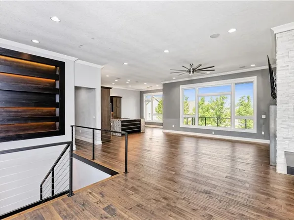 15623 Wilden Dr, Urbandale, IA 50323