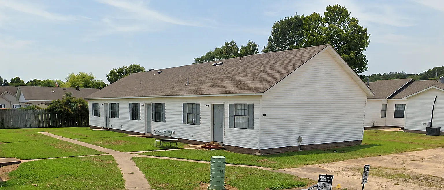 3 bed, 1.0 bath, 798 sqft, $750 — Photo 1