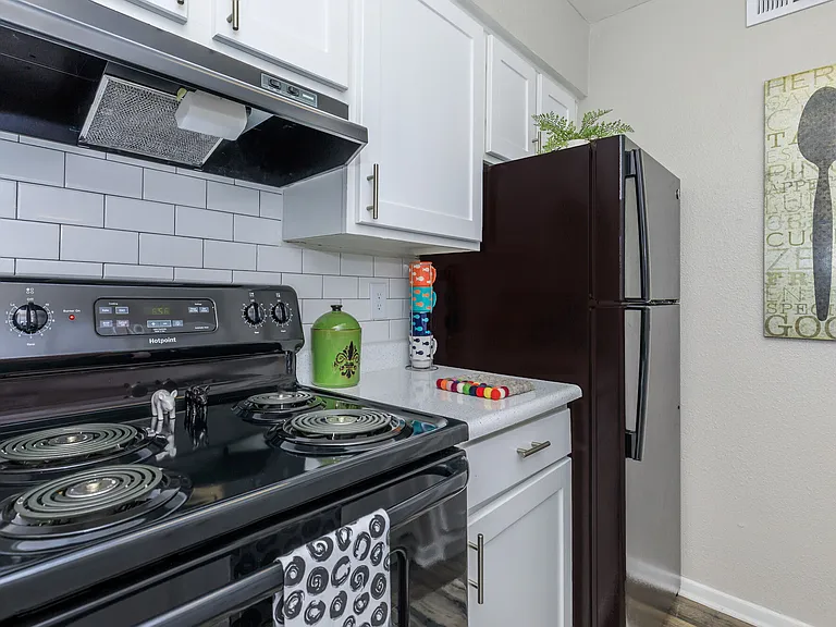 Bainbridge Apartments — Photo 12