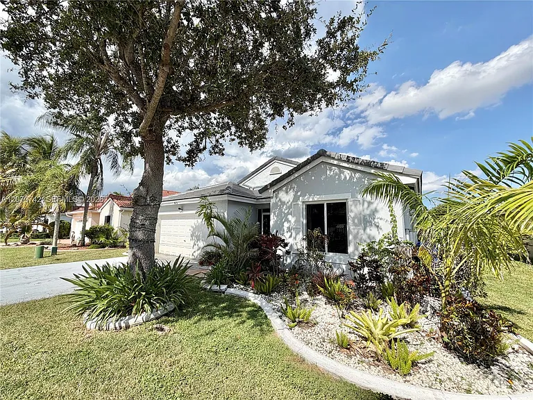 415 NW 165th Ave — Photo 52