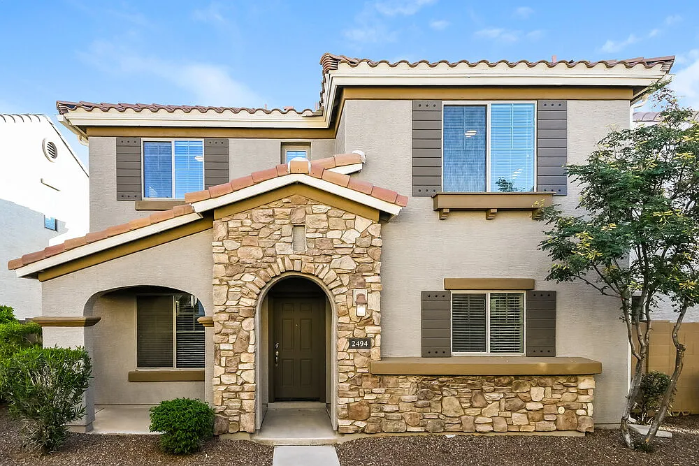 3 bed, 2.5 bath, 1684 sqft, $2,245 — Photo 1