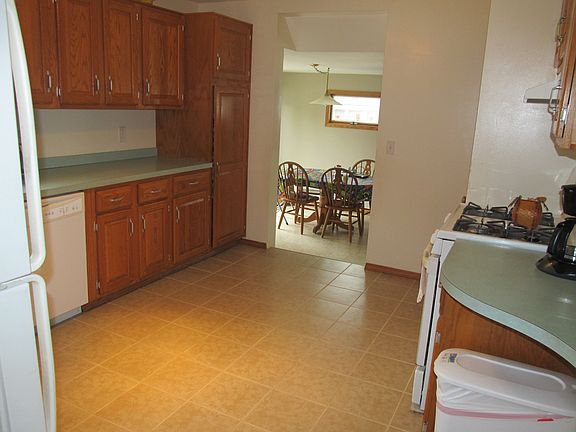 5th image of 32 Emerald Dr