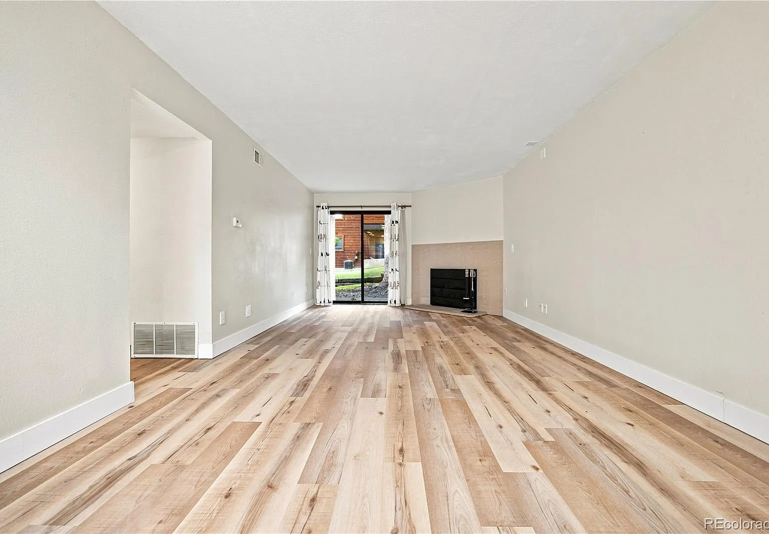 2 bed, 1.0 bath, 971 sqft, $1,595 — Photo 2