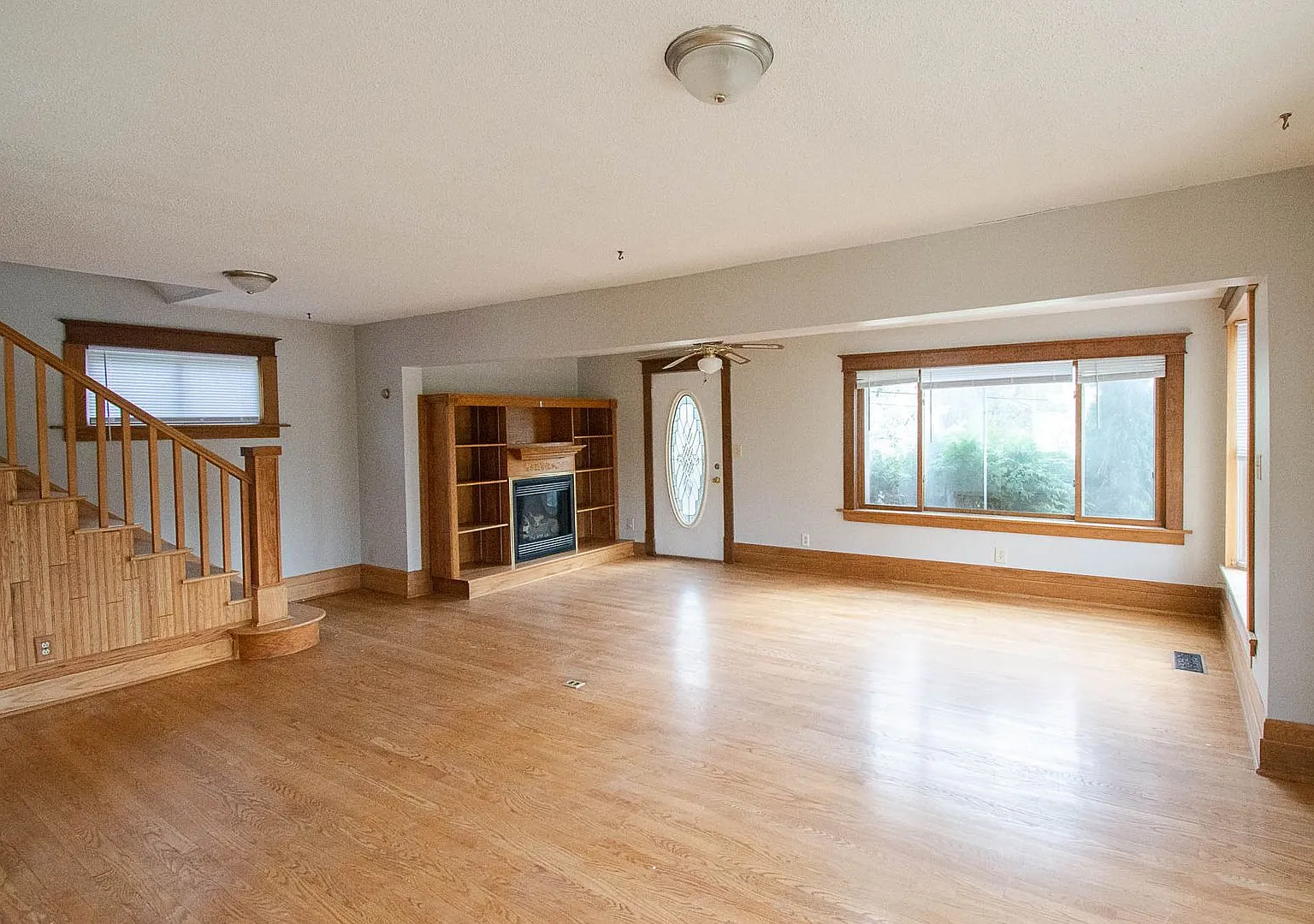 Bright, freshly painted home with HUGE garage space! — Photo 3