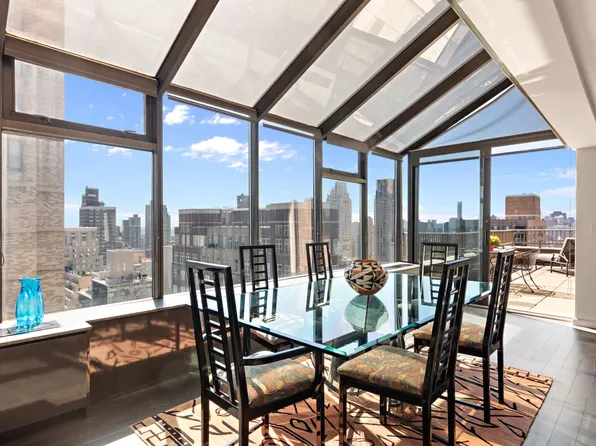 1065 Park Avenue image 1 of 9