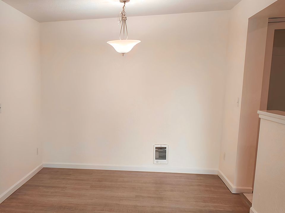 Dining Area & Kitchen Bar