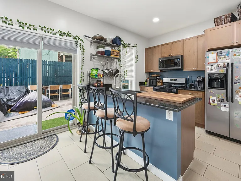 2568 Collins St — Photo 11
