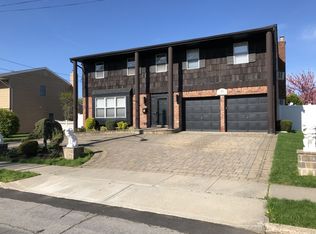 30 Oak Dr, Plainview, NY 11803