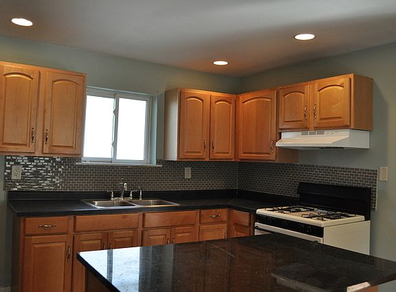 2nd image of 633 Woodlawn Ave