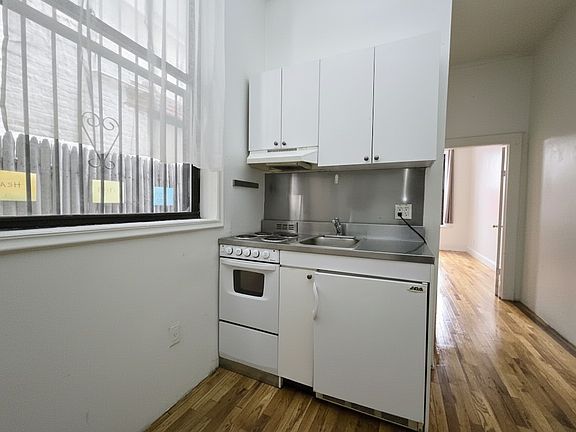 3rd image of 113 Wyckoff Ave APT 1