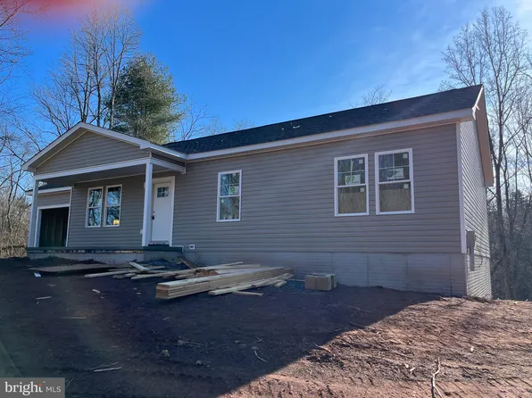 319 Twin Lakes Dr, Berkeley Springs, WV 25411