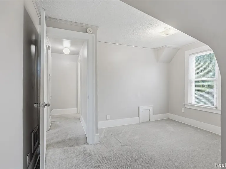 735 E Maxlow Ave — Photo 21