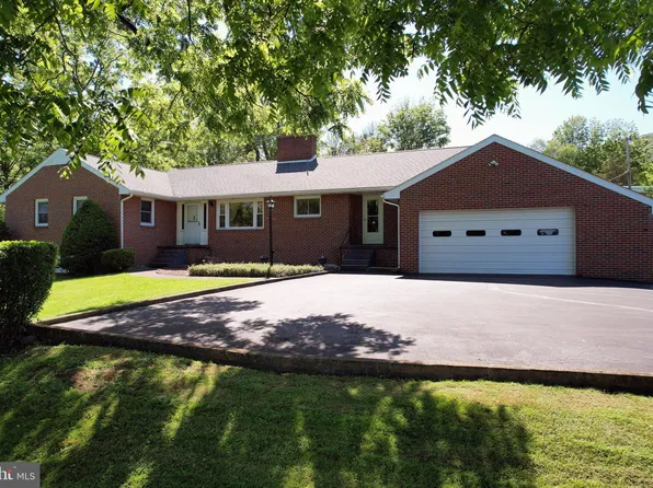 15 Stone Ridge Ln, Mill Hall, PA 17751