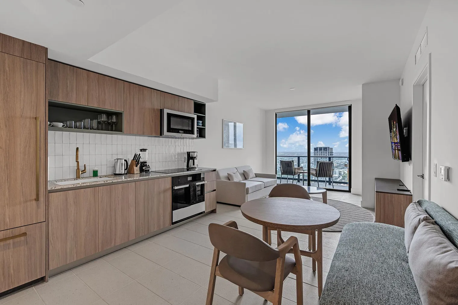 1 bed, 1.0 bath, 688 sqft, $8,436 — Photo 2