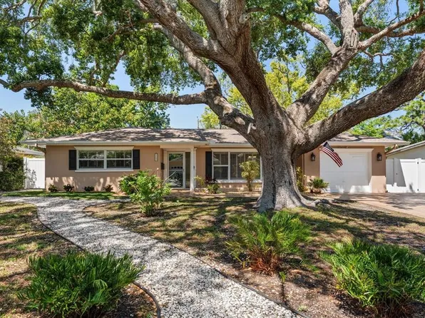 1702 Meredith Ln, Belleair, FL 33756