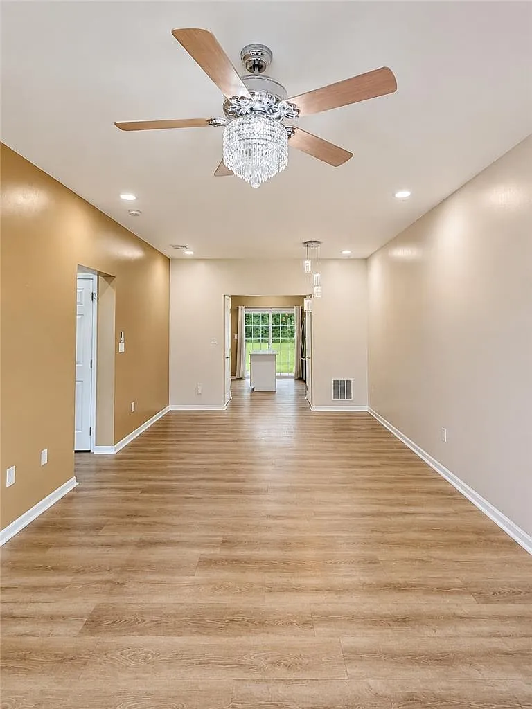 2 bed, 1.0 bath, 1040 sqft, $2,500 — Photo 3