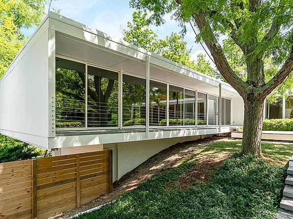 3rd image of 2645 Fairfax Dr