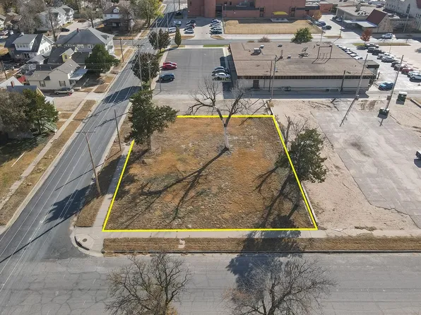 225 E 1st Ave, Hutchinson, KS 67501