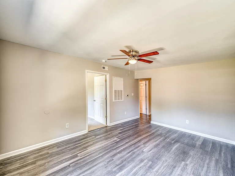 Ashford Place Apartments — Photo 11