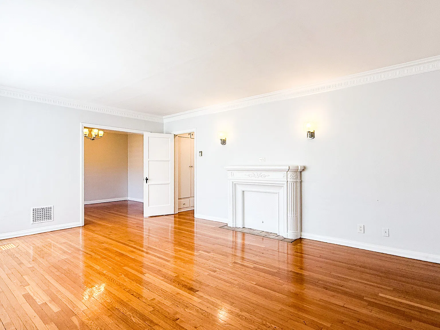 Sprawling Upper 1 Bed with Old Hollywood Charm + Garage Parking Prime K-Town — Photo 3
