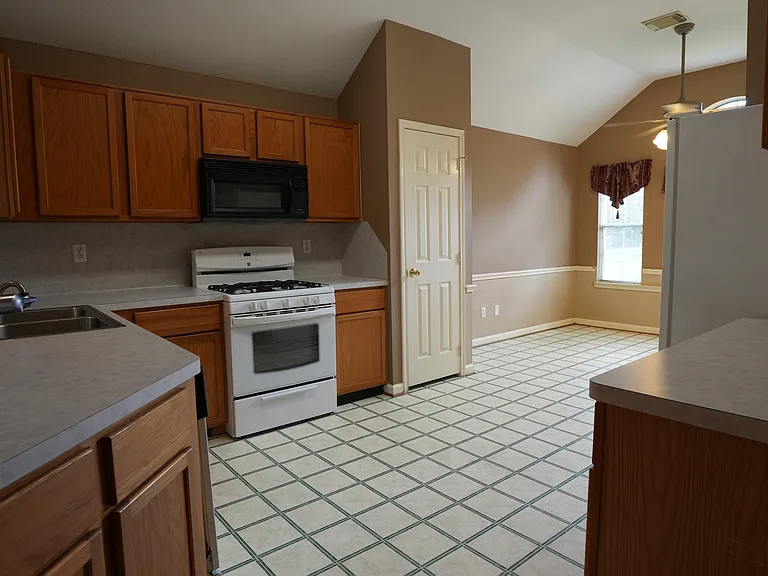 19419 Stamford Dr — Photo 4