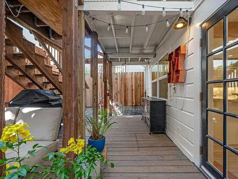 224 Lexington St — Photo 32