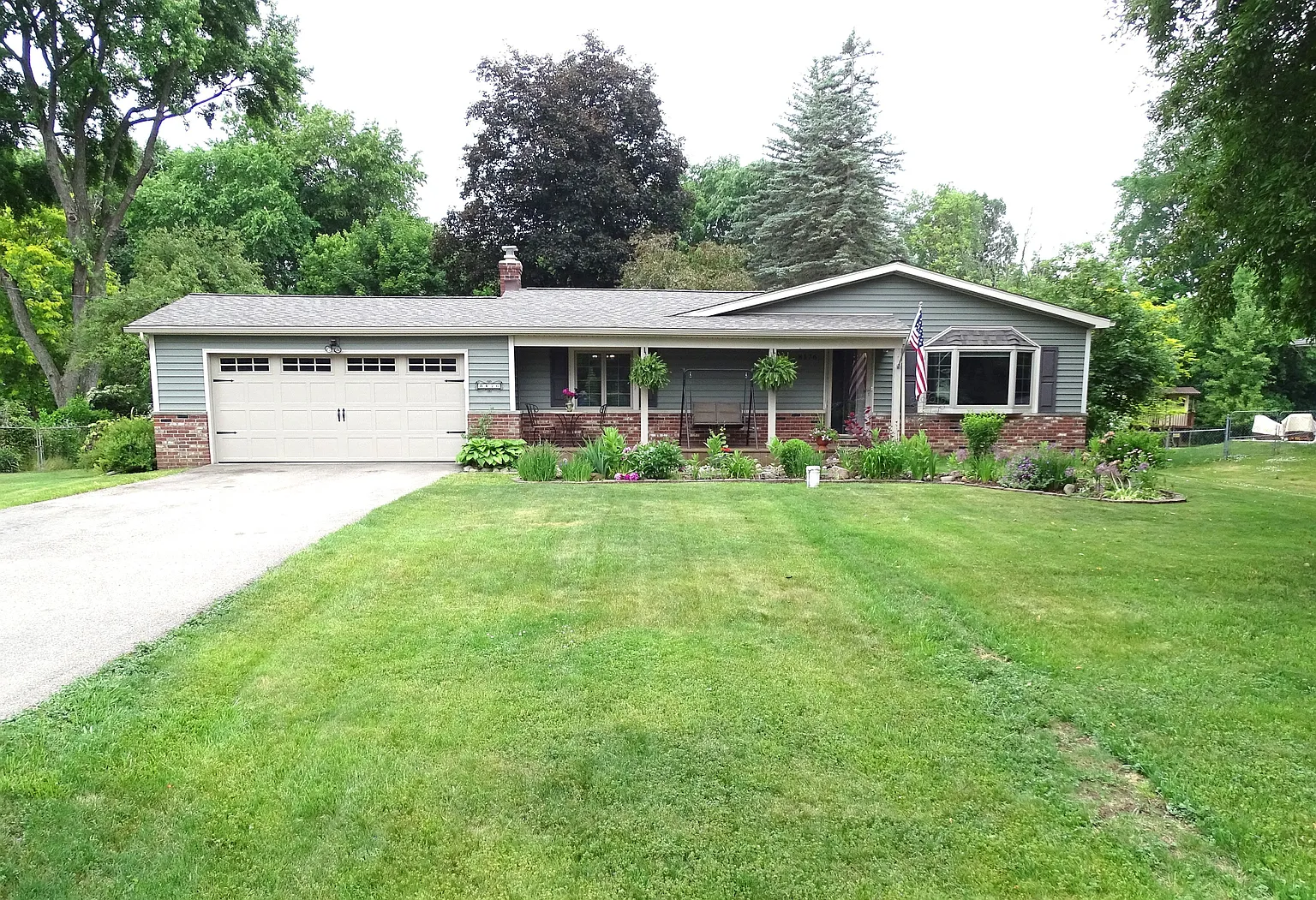 8176 Faulkner Dr photo 1